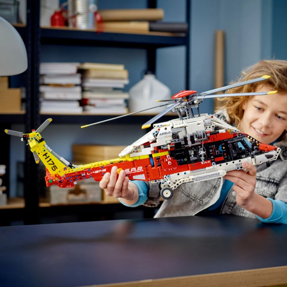 Конструктор LEGO Technic Рятувальний гелікоптер Airbus H175 2001 деталь (42145) — фото 3