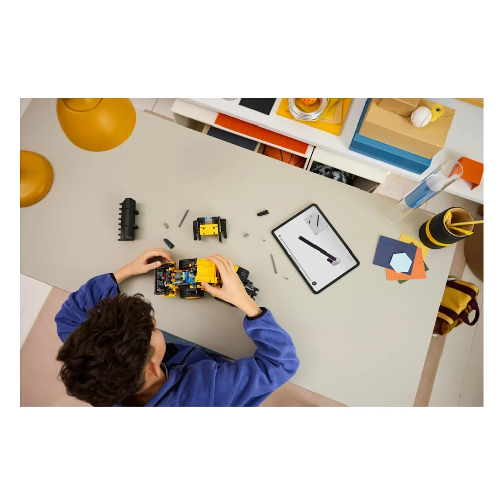 Конструктор LEGO Technic Колісний навантажувач Volvo L120 Electric (42209) — фото 9